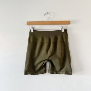 ALPHALETE | Seamless Scrunch Short | M